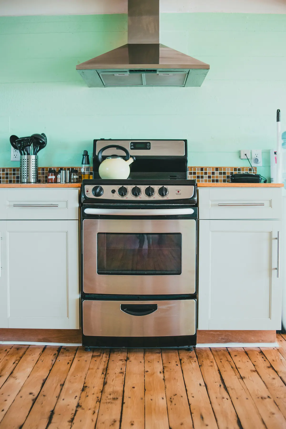 Freestanding range in a Buffalo kitchen